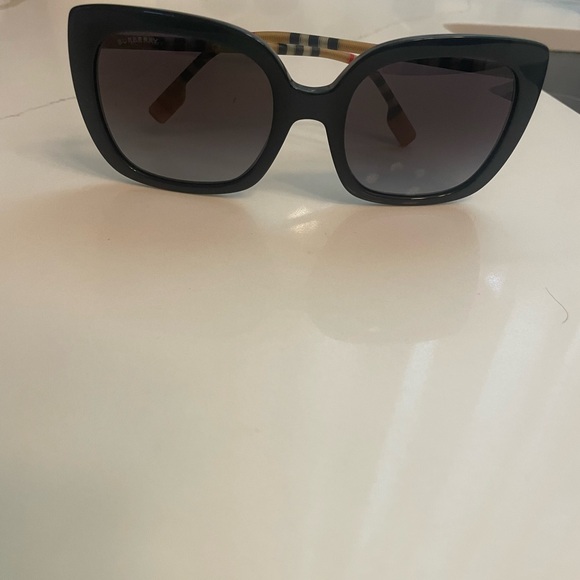 Burberry Sunglasses - Picture 4 of 4